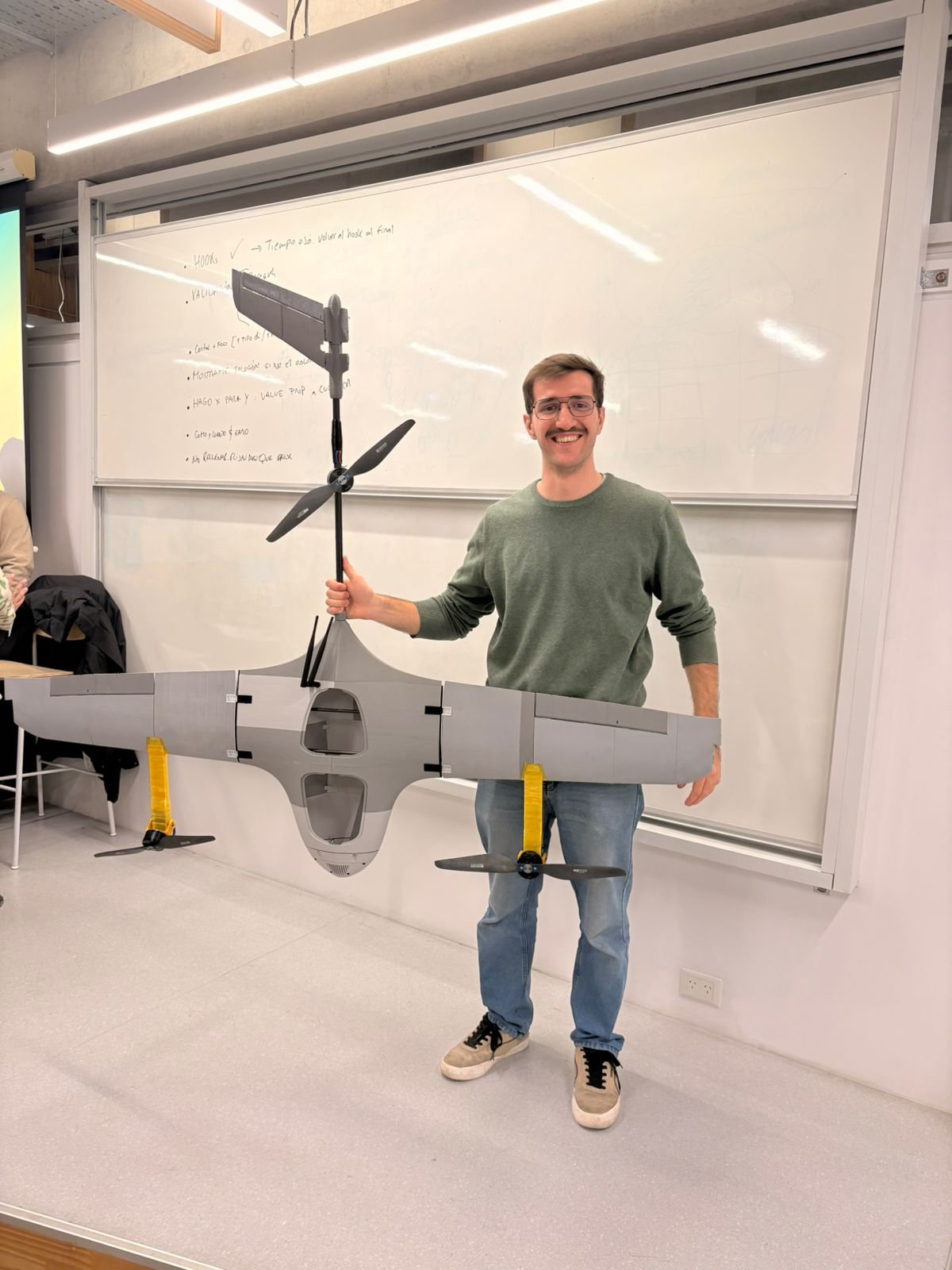 Rafael, fundador de LIGERO, sosteniendo el Peregrino00 en un aula.