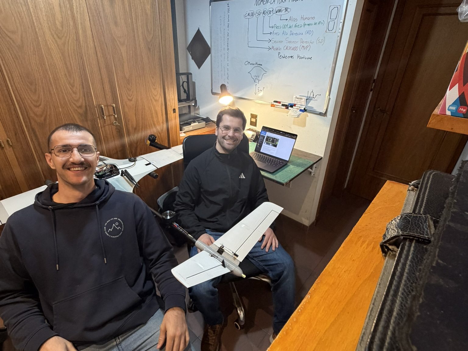 Rafael, fundador de LIGERO, e Ignacio, colaborador técnico, en la mesa de trabajo con el drone.