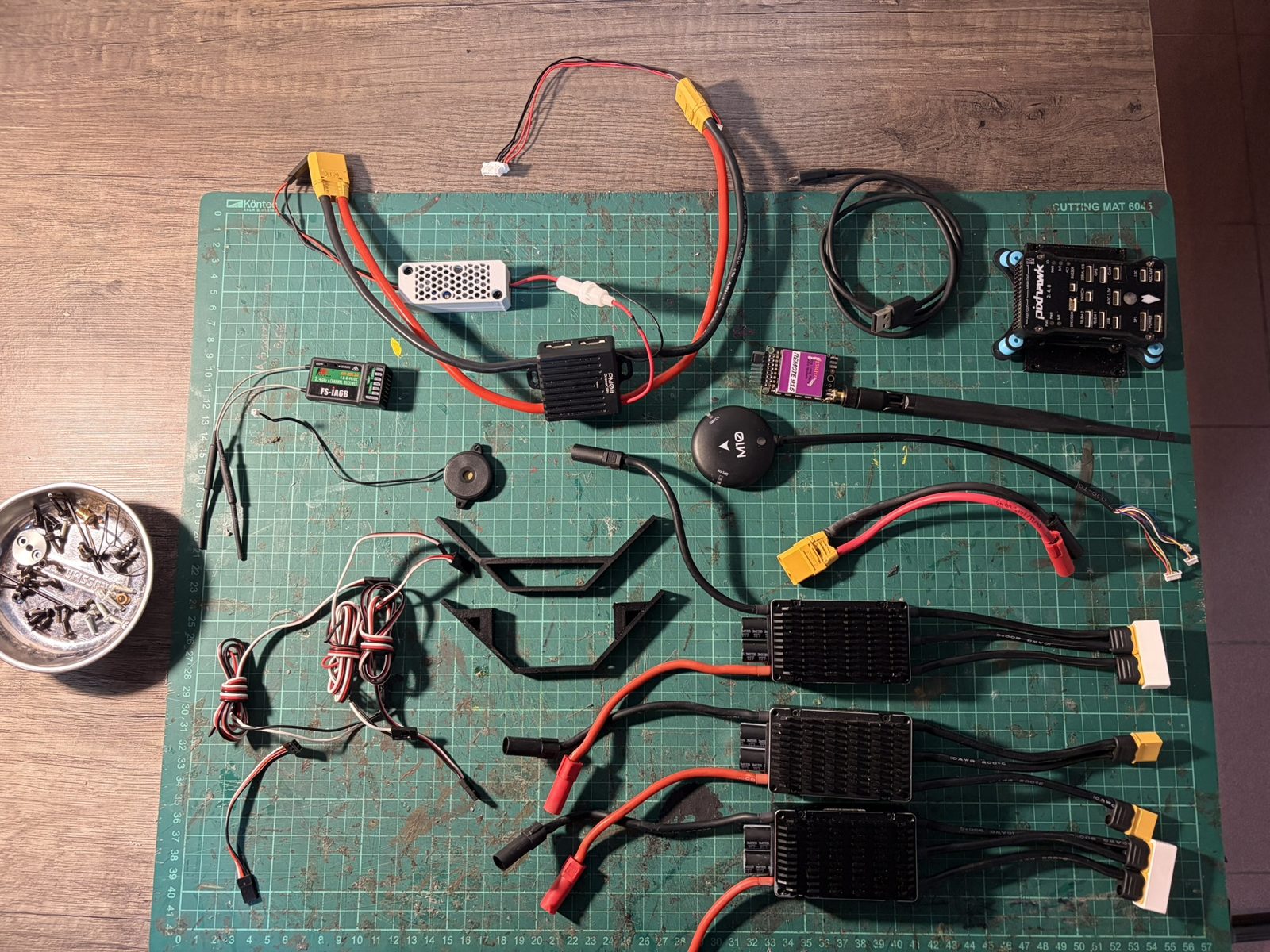 Toda la electrónica del drone desplegada sobre una mesa de corte.